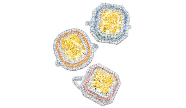 <strong>Tiffany & Co.｜「グレート ギャツビー」コレクション</strong>　ブルー ブック コレクション。ティファニーが誇るイエローダイヤモンドを中央にセットした華麗なリング　上から反時計回りに1622万2500円（4.02カラット）、2084万2500円（5.04カラット）、1044万7500円（3.25カラット）　© Tiffany & Co.