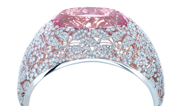 <strong>Tiffany & Co.｜「グレート ギャツビー」コレクション</strong>　ブルー ブック コレクション。美しいピンクのモルガナイト（富豪のJPモルガンから取られた宝石の名前）とローズゴールド、そしてダイヤモンドをちりばめたバングルは目も眩む輝き　1737万7500円　Photo: Carlton Davis
