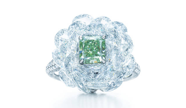 <strong>Tiffany & Co.｜「グレート ギャツビー」コレクション</strong>　ブルー ブック コレクション。稀少なグリーン ダイヤモンドを中央にあしらい、その周りを27個のローズカットのホワイト ダイヤモンドが囲んだ贅をつくしたリング　1億720万5000円　Photo: Carlton Davis