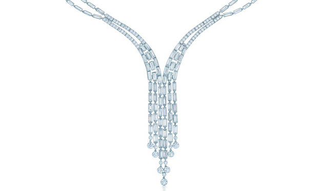 <strong>Tiffany & Co.｜「グレート ギャツビー」コレクション</strong>　ブルー ブック コレクション。バゲットカットのダイヤモンドなど総計34.2カラットをあしらったネックレス。澄みきったバゲットカットのダイヤモンドをこれほど贅沢に揃えるのは、さすが名門ティファニーと言うべきか　3769万5000円　Photo: Carlton Davis