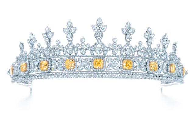 <strong>Tiffany & Co.｜「グレート ギャツビー」コレクション</strong>　ブルー ブック コレクション。ホワイト ダイヤモンドと、9個のイエローダイヤモンドをあしらったティアラは、現代の王冠というべき美とクオリティ　3885万円　Photo: Carlton Davis