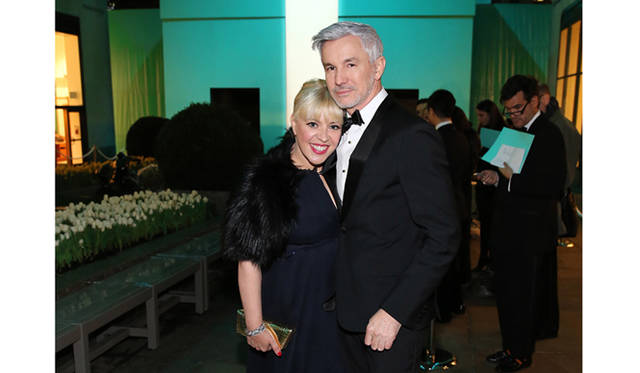 <strong>Tiffany & Co.｜「グレート ギャツビー」コレクション</strong>　『華麗なるギャツビー』のバズ・ラーマン監督（右）と、美術＆衣装デザイナーのキャサリン・マーティン。キャサリンはラーマン夫人でもあり、彼の作品ですべての美術を務めてきている　Photo: Getty Images for Tiffany & Co.