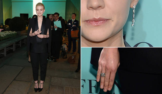 <strong>Tiffany & Co.｜「グレート ギャツビー」コレクション</strong>　ブルー ブック ボールに出席したキャリー・マリガン。ダイヤモンドのピアスとリングで　Photo: Getty Images for Tiffany & Co.