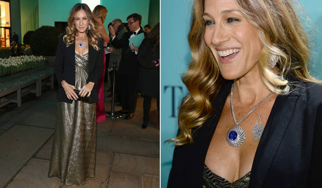 <strong>Tiffany & Co.｜「グレート ギャツビー」コレクション</strong>　ブルー ブック ボールに出席したサラ・ジェシカ・パーカー。胸元に光るのは、ブルー ブック コレクションの40.06カラットのタンザナイトを、300個のダイヤモンドが取り囲んだペンダント。ゴージャスさに吐息が漏れる　Photo: Getty Images for Tiffany & Co.