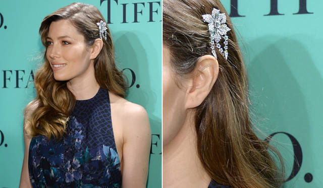 <strong>Tiffany & Co.｜「グレート ギャツビー」コレクション</strong>　ブルー ブック ボールに出席したジェシカ・ビール。ブルー ブック コレクションから、フランス王室のジュエリーにインスパイアされたダイヤモンドのブローチで　Photo: Getty Images for Tiffany & Co.