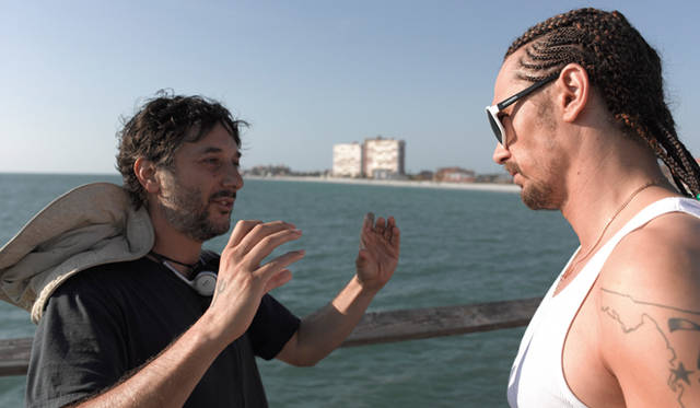 <strong>MOVIE｜『スプリング・ブレイカーズ』</strong>　撮影中のハーモニー・コリン監督（左）とジェームズ・フランコ　© Spring Breakers, LLC