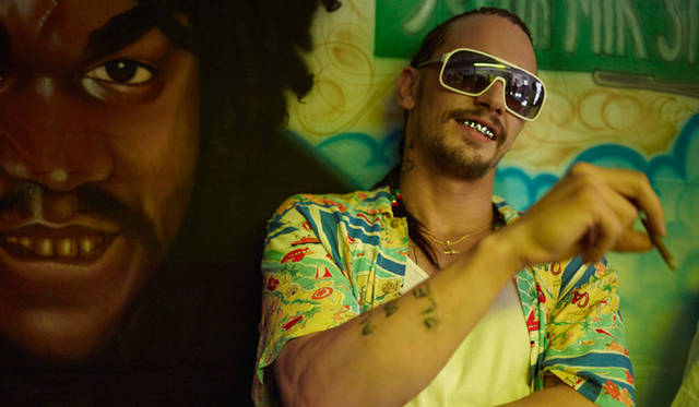 <strong>MOVIE｜『スプリング・ブレイカーズ』</strong>　不気味な風貌と危険でミステリアスな内面をもつバッドボーイ、エイリアンを怪演したのは、ジェームズ・フランコ　© Spring Breakers, LLC