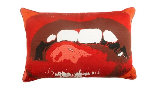 <strong>Vivienne Westwood｜ヴィヴィアン・ウエストウッド青山店が10周年記念イベント開催</strong>　ラグ カンパニー社製 ハンドメイドクッション（受注販売）