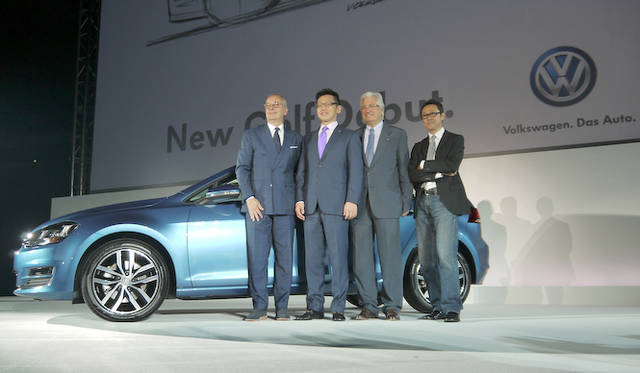 左はジョルジェット・ジウジアーロ氏、右はフォルクスワーゲン グループのデザインを統括するワルター・デ・シルヴァ氏