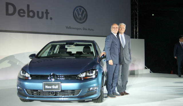 左はジョルジェット・ジウジアーロ氏、右はフォルクスワーゲン グループのデザインを統括するワルター・デ・シルヴァ氏