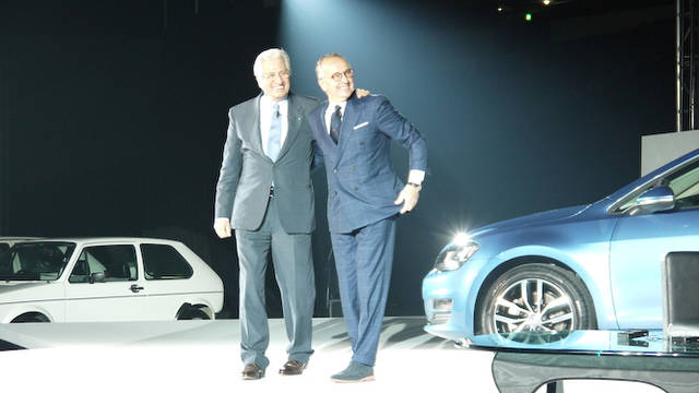 左はジョルジェット・ジウジアーロ氏、右はフォルクスワーゲン グループのデザインを統括するワルター・デ・シルヴァ氏