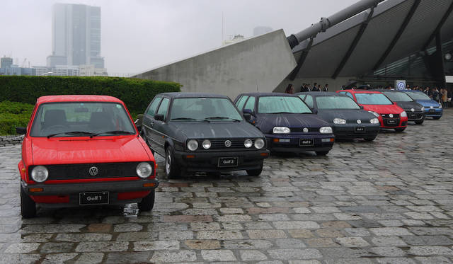 会場の外では、雨の降りしきる中、歴代のゴルフが勢揃いしていた
