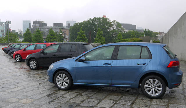 会場の外では、雨の降りしきる中、歴代のゴルフが勢揃いしていた