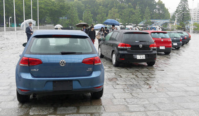 会場の外では、雨の降りしきる中、歴代のゴルフが勢揃いしていた