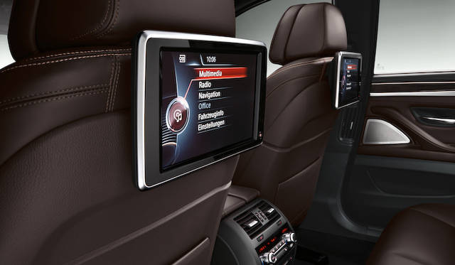 Luxury Line。リアのエンターテイメントはタブレット式のものが採用される