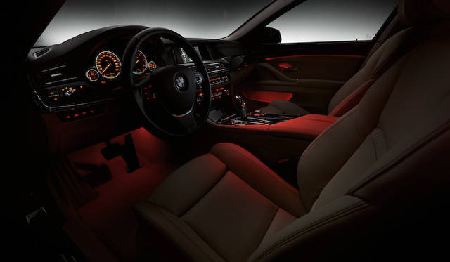 アンビエントライトは、オレンジからホワイトまで色を調整できる