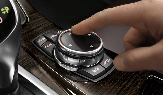 iDriveのコントローラーは、タッチパッド式になった