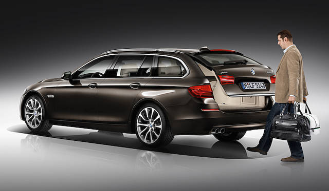 Modern Line。足でペダルを踏むような仕草をするだけで、トランクの開閉ができる