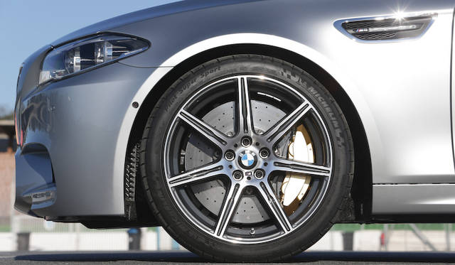 コンペティションパッケージにおごられる、20インチMライトアロイホイール