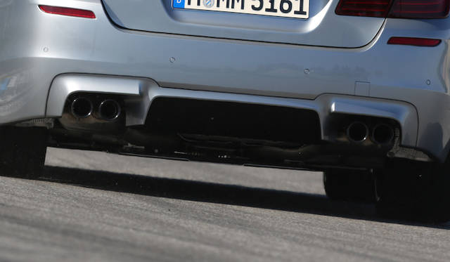 コンペティションパッケージの外観上のちがいのひとつ、ブラッククロームのMツインエグゾーストパイプ