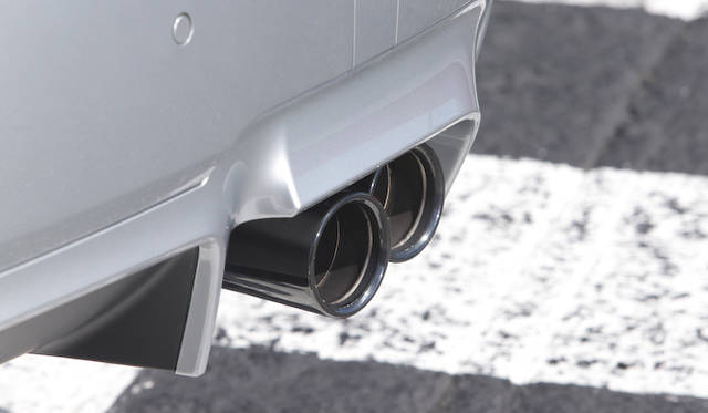 コンペティションパッケージの外観上のちがいのひとつ、ブラッククロームのMツインエグゾーストパイプ