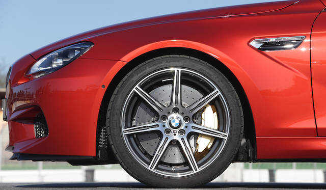 コンペティションパッケージにおごられる、20インチMライトアロイホイール