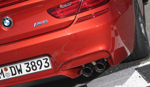 コンペティションパッケージの外観上のちがいのひとつ、ブラッククロームのMツインエグゾーストパイプ