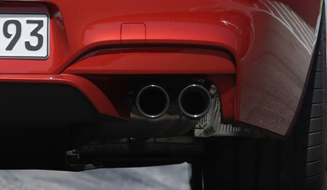 コンペティションパッケージの外観上のちがいのひとつ、ブラッククロームのMツインエグゾーストパイプ