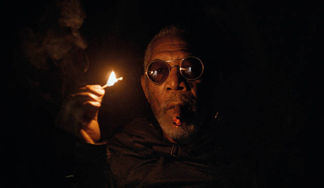 <strong>MOVIE｜『オブリビオン』</strong>　トム･クルーズ扮するジャックの運命を左右する謎の男ビーチ役には、オスカー俳優のモーガン・フリーマン　© 2013 Universal Studios. ALL RIGHTS RESERVED.