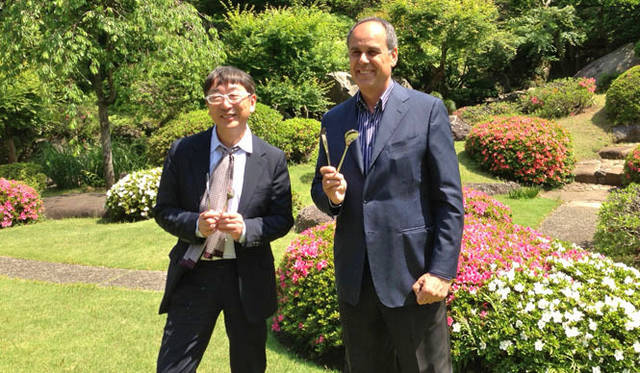 <strong>ALESSI｜アレッシィ</strong>　カトラリーシリーズ「MU」　伊東豊雄氏とALESSI CEOのALESSIO ALESSI氏