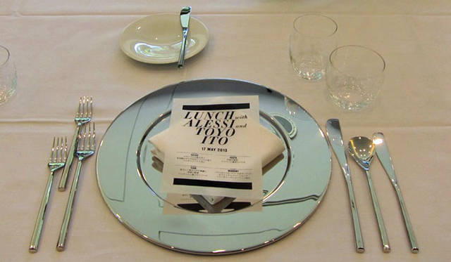 <strong>ALESSI｜アレッシィ</strong>　カトラリーシリーズ「MU」　テーブウェアは2006年に発表された伊東豊雄氏デザインの「KU」で、カトラリーは今回新作として登場した「MU」