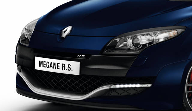 F1ブレードと呼ばれる、フロントのスポイラーはチタニウムグレー