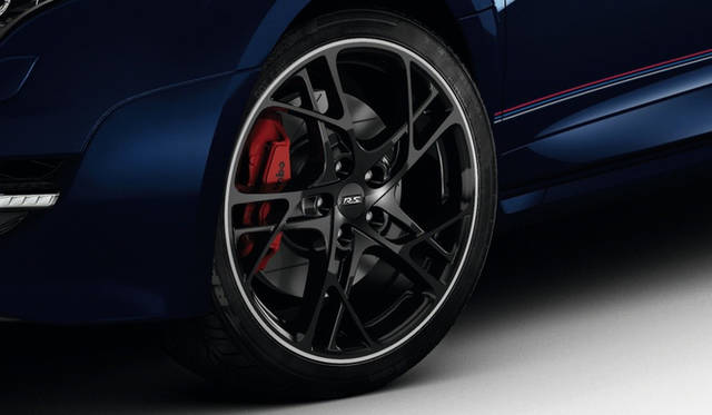 タイヤは19インチのポテンザRE050A