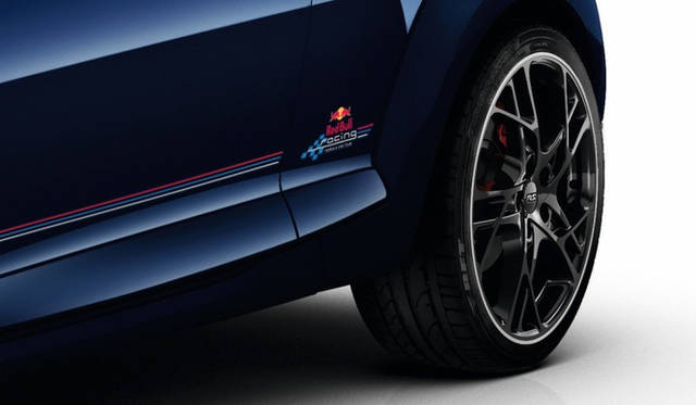 リアサイドには、レッドブルレーシングのデカール