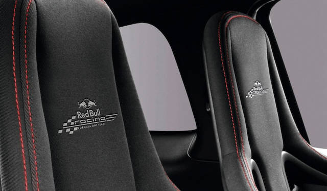 専用のレカロシート。ヘッドレストには、レッドブルレーシングのロゴが刺繍される