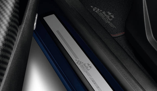 サイドシルも専用のものが採用される