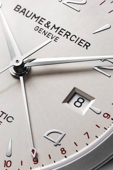 「Clifton GMT｜クリフトン GMT」　針の先のレッドポインターが2つめの時間を表示する