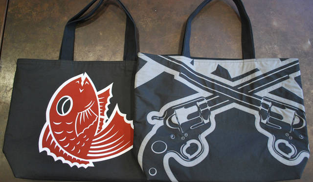 <strong>roar × 岩川旗店｜ロアー×岩川旗店</strong>　「ロアー×岩川旗店」トートバック　ロアークロスガン×鯛　[H36×W52×D10cm／ハンドル48cm]　1万7850円