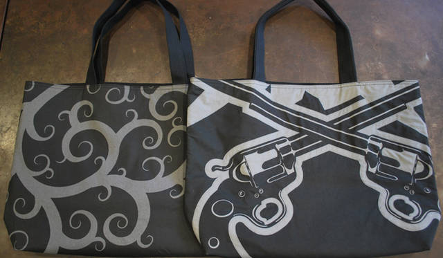 <strong>roar × 岩川旗店｜ロアー×岩川旗店</strong>　「ロアー×岩川旗店」トートバック　ロアークロスガン×唐草　[H36×W52×D10cm／ハンドル48cm]　1万7850円