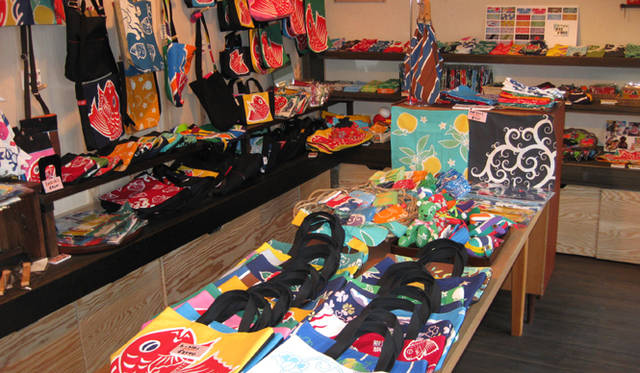 <strong>roar × 岩川旗店｜ロアー×岩川旗店</strong>　岩川旗店の店舗では、バッグやぬいぐるみなどの小物も取扱う