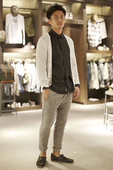 <strong>DIESEL｜ディーゼル</strong>　コンセプトストア「ディーゼル シブヤ」　鶴川屋俊輔さんがセレクトしたのは、トップスはシャツにカーディガンを羽織り、ボトムスがスウェットパンツ、足もとは裸足にデッキシューズというスタイリング。カーディガン3万450円、シャツ2万790円、パンツ2万790円、シューズ2万3100円（すべてディーゼル）
