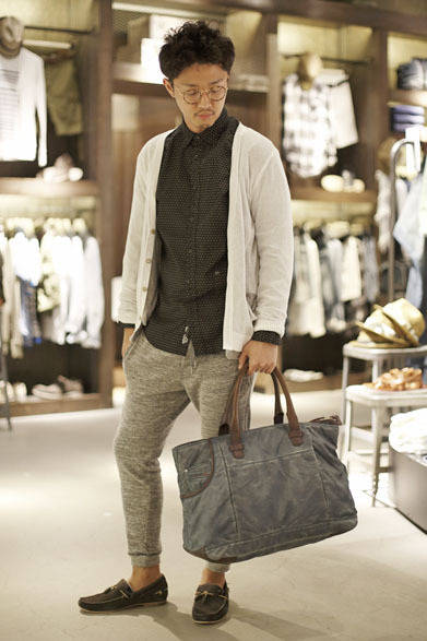 <strong>DIESEL｜ディーゼル</strong>　コンセプトストア「ディーゼル シブヤ」　カーディガン3万450円、シャツ2万790円、パンツ2万790円、シューズ2万3100円（すべてディーゼル）