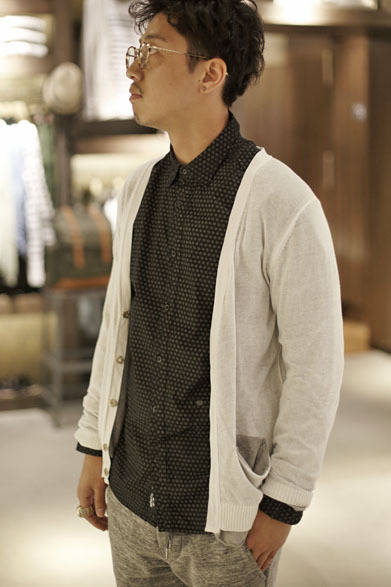 <strong>DIESEL｜ディーゼル</strong>　コンセプトストア「ディーゼル シブヤ」　カーディガン3万450円、シャツ2万790円（ともにディーゼル）