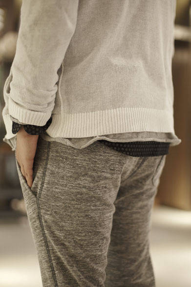 <strong>DIESEL｜ディーゼル</strong>　コンセプトストア「ディーゼル シブヤ」　カーディガンは後ろから見るとスウェットとレイヤードしているように見える。カーディガン3万450円、シャツ2万790円、パンツ2万790円（すべてディーゼル）