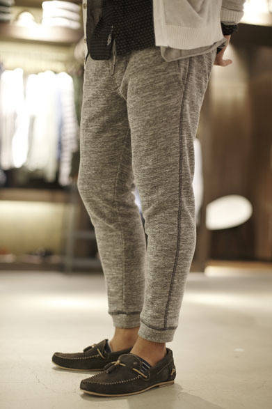 <strong>DIESEL｜ディーゼル</strong>　コンセプトストア「ディーゼル シブヤ」　パンツ2万790円、シューズ2万3100円（ともにディーゼル）　