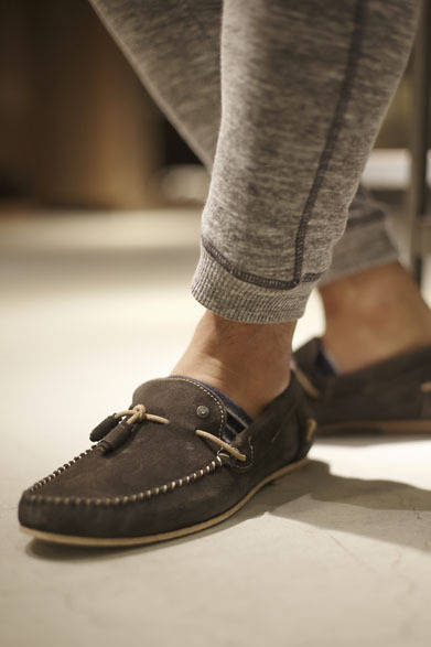 <strong>DIESEL｜ディーゼル</strong>　コンセプトストア「ディーゼル シブヤ」　パンツ2万790円、シューズ2万3100円（ともにディーゼル）