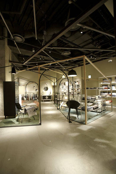 <strong>DIESEL｜ディーゼル</strong>　コンセプトストア「ディーゼル シブヤ」　地下1階のホームコレクション