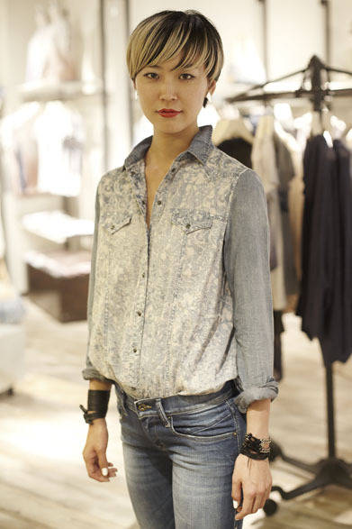 <strong>DIESEL｜ディーゼル</strong>　コンセプトストア「ディーゼル シブヤ」　シャツ2万4150円、デニム2万3100円（ともにディーゼル）