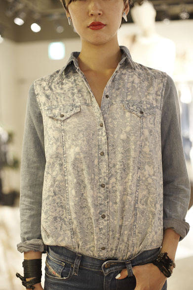 <strong>DIESEL｜ディーゼル</strong>　コンセプトストア「ディーゼル シブヤ」　レトロな花柄が印象的なトップス　シャツ2万4150円（ディーゼル）