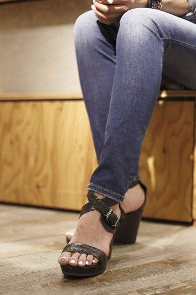 <strong>DIESEL｜ディーゼル</strong>　コンセプトストア「ディーゼル シブヤ」　黒と茶から選べるウェッジソールサンダル。スタッフにも大人気